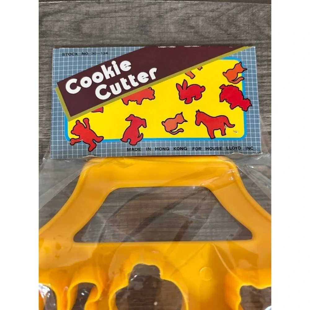 Vintage House‎ Lloyd Inc Animal Cookie Cutter Tray Yellow Multi Shape 30-134 NIP